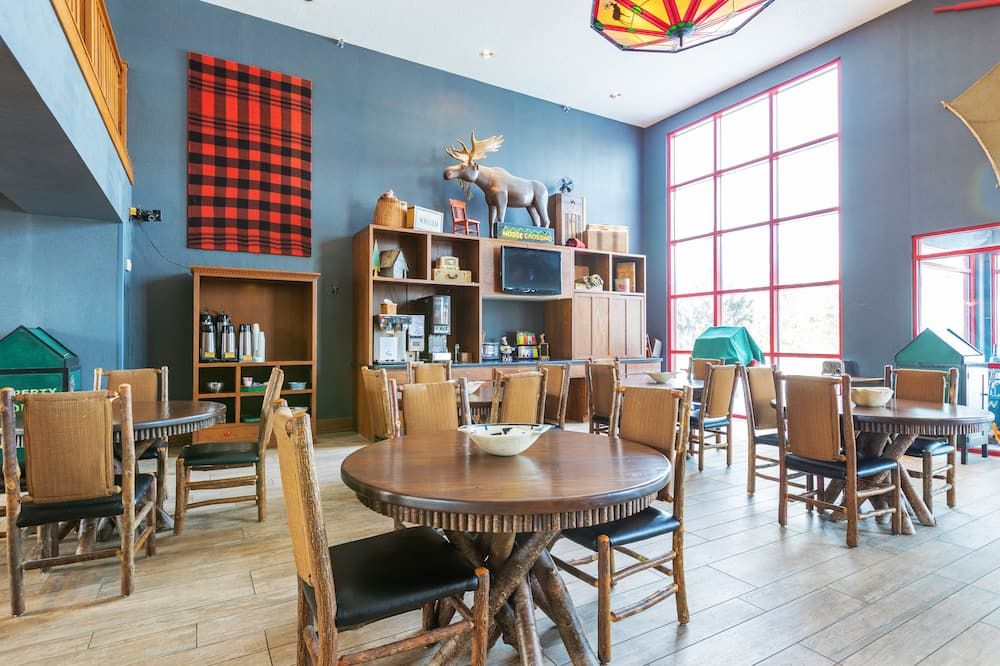 Wildwood Lodge & Suites - Clive - Restaurant