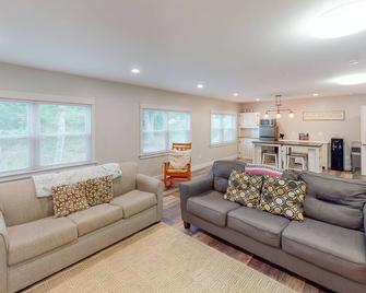 Waterfront home with deck, patio, grill, firepit, Ping-Pong, & WiFi - Mount Desert - Sala de estar
