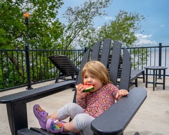 Harsch`s Beach Escape | Lake · Hot Tub · Theater - Chilton - Balcony