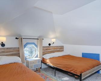 The Charles | Historic Hotel | Alpine Lake Retreat @ Twin Lakes Village | Starlink Wifi - Twin Lakes (Lake County) - Bedroom