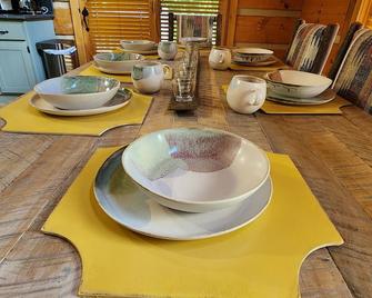 Serene cabin nestled amid the majesty of the Great Smoky Mountains - Whittier - Dining room