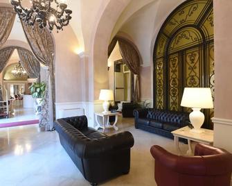 سويت أوتل سانتا كيارا - ليتشي - ردهة