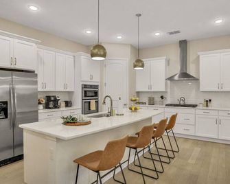 Stunning dog friendly townhome in upscale Hyde Park walk to dining nightlife - Tampa - Kitchen