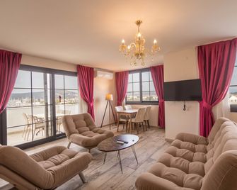 Deniz Otel - Seferihisar - Living room