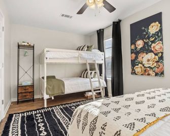 Peacock Palace Townhome - Near Casinos & Golf - Sleeps 8 - Lake Charles - Bedroom