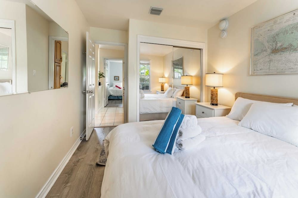 Conch Adventure by AvantStay Great Location w Outdoor Dining Pool Access Month-Long Stays - קי ווסט - חדר שינה