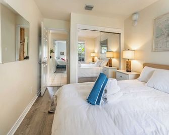 Conch Adventure by AvantStay Great Location w Outdoor Dining Pool Access Month-Long Stays - קי ווסט - חדר שינה