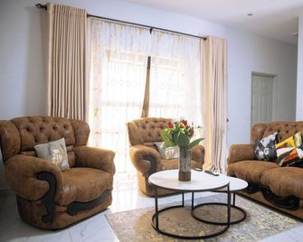 Luxury 3 Bedroom Self Catering Apartment- Masvingo - Masvingo - Sala de estar