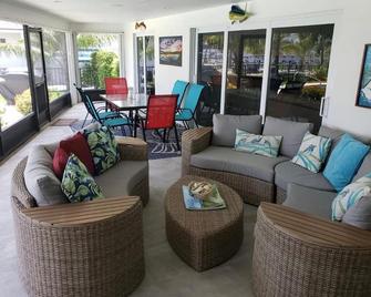 Waterfront , Paradise Luxury Intracoastal Home With Private Pool, East Lantana. - Lantana - Living room