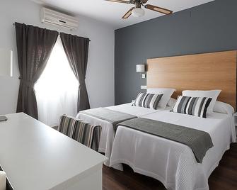 Hotel Llorca - L'Hospitalet de l'Infant - Bedroom