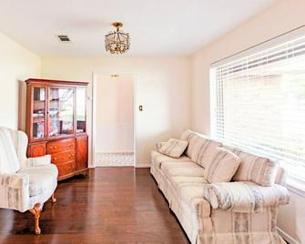 Arcade Ping-Pong Cowboy Dipping Pool Awesome Home by Vacation Your Way - Keller - Living room