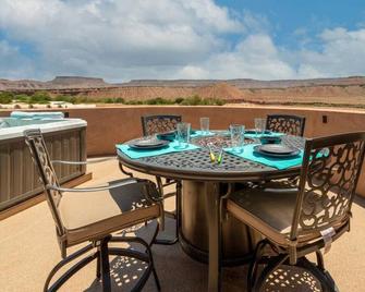 Serene Cliff Dwelling - King Bed, Hot Tub, And Bbq - Virgin - Balcony