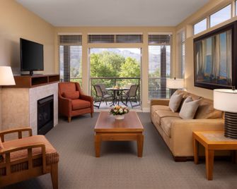 The Cove Lakeside Resort - West Kelowna - Salon