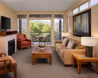 The Cove Lakeside Resort - West Kelowna - Salon