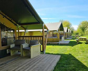 Safaritent met privé sanitair in hoofdgebouw - Aagtekerke - Patio