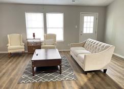 Gorgeous house centrally located, high quality fully renovated. - Noblesville - Living room