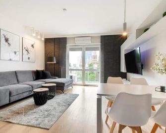 Sky Home- Ilumino Apartment -Centrum, Pa - Łódź - Living room