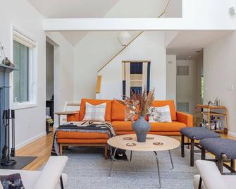 Cold Spring Mountain Retreat - Cold Spring - Living room