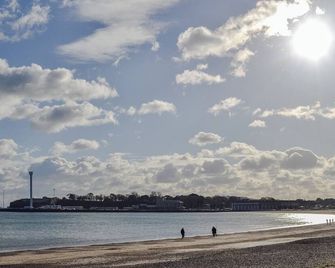 1 bedroom accommodation in Winterbourne, Steepleton - 애보츠베리 - 해변