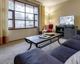 Lots Of Amenities & Very Clean 2-Bedroom Home! - St Joseph - Obývací pokoj