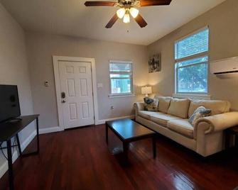 Comfy St Claude 2 Bedroom - New Orleans - Living room