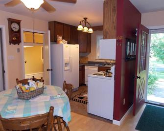 Penn State short-term rental - State College - Comedor