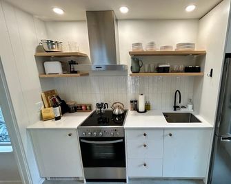 Nature Meets Nordic: Cozy Cottage with Hot Tub in Port Renfrew - Port Renfrew - Küche
