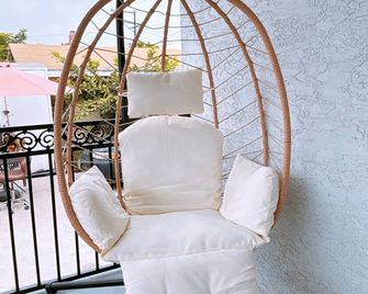 Modern Cozy Stylish Home AC WasherDryer Parking 3 minutes to Balboa Park - سان دييغو - شرفة