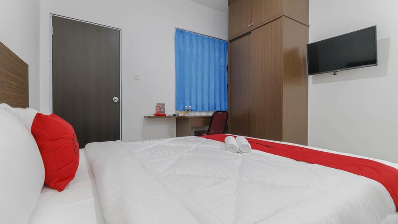 RedDoorz Plus Near Kepri Mall