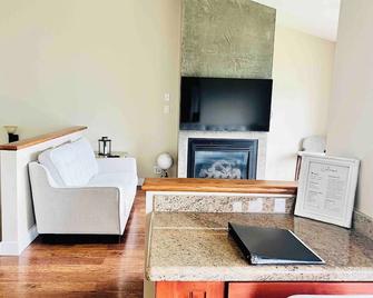 Best views in all of Sicamous! - Sicamous - Wohnzimmer