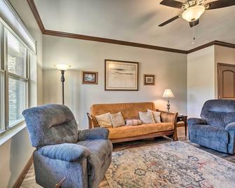 Cozy Townsend Condo, Resort-Style Amenities! - Townsend - Living room