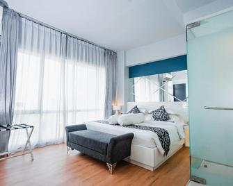 Grand Darmo Suite By Amithya - סוראבאיה - חדר שינה