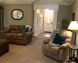 Family sized comfort with executive space too! - West Richland - Living room