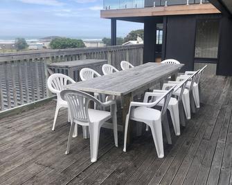 40 Beach Road Porangahau. Formally Porangahau Lodge, Quiet Beach Accommodation - Wallingford - Balkon