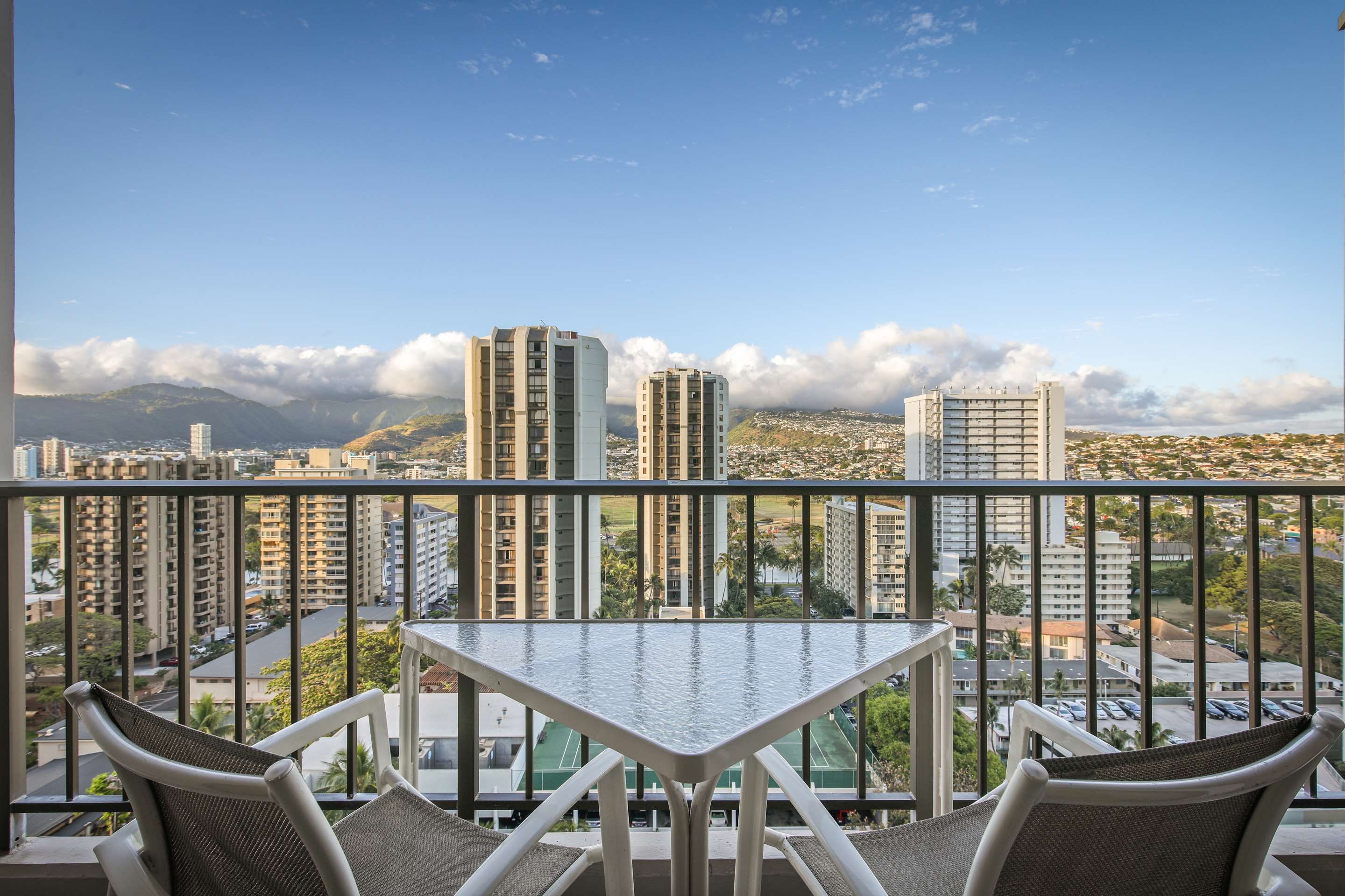 أستون ويكيكي صن سيت