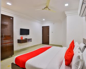 OYO 17098 Hotel Skyhigh - Ahmedabad - Bedroom