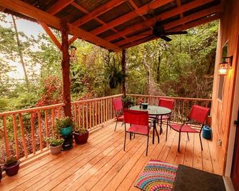 Moonriver Romantic Lake Escape: Hot Tub & Fire Pit - Flint - Balcón