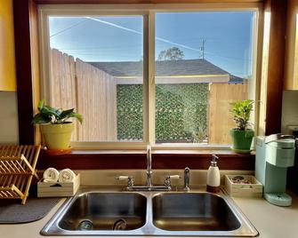 Downtown Arcata Sinatra Suite - Arcata - Kitchen