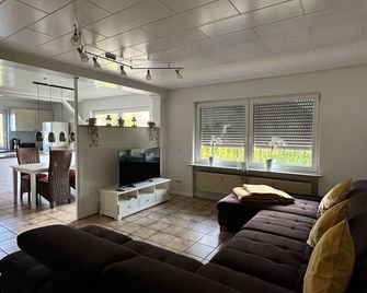 Familienfreundliche Ferienwohnung für 5 Personen - Lutzerath - Sala de estar