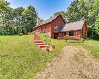 Secluded Ellsworth Apartment - Hiking Nearby! - Ellsworth - Building