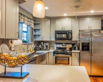 Luxury Home- Walking distance to UBS Arena/Belmont Park Village - Elmont - Kitchen