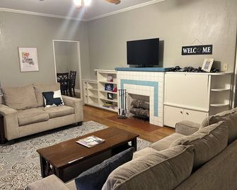 Spacious 4-Bdrm house in Ruston with WiFi and AC & Wonderful front & back porch - Ruston - Wohnzimmer