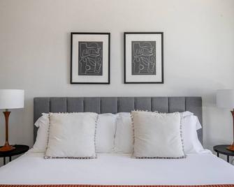 Roomy Roslindale 2BR w/ Gym & W/D, walk to T stop, by Blueground - Boston - Bedroom