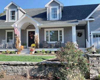 Mystic Surfside Get Away - Stonington - Building