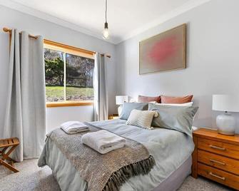 Highfields - Rural Entertainer with Valley Views - Bathurst - Bedroom