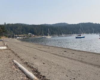 Seaside Cottage on Avalon Flower Farm, Pender Island.U-pick bouquet included - Pender Island - Beach