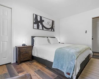 Twisted Tree with Arkansas River Views and Hot Tub - Muskogee - Bedroom