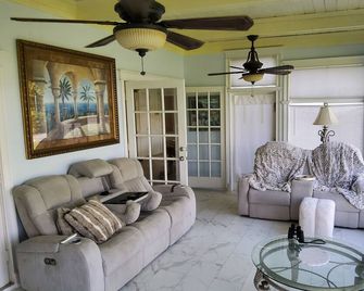 Orlando lakefront house spectacular views on a spring fed lake. Pets welcome. - Apopka - Soggiorno