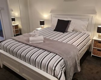 Wharf Lodge River View Apartment - Maroochydore - Bedroom