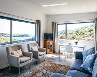 Delamore Cove - Kowhai - Stay Waiheke - Surfdale - Sala de estar